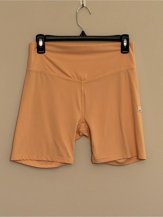 Vuori Pants - Vuori All the Form 6” Inseam Biker Shorts size Large in “bright peach”